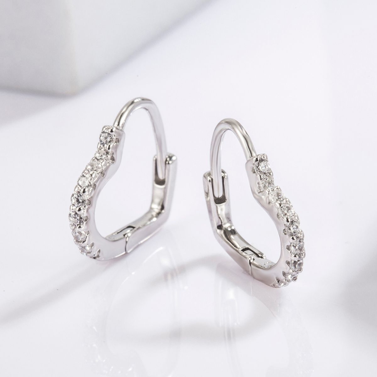 Pendientes de plata de ley 925 con circonitas en forma de corazón