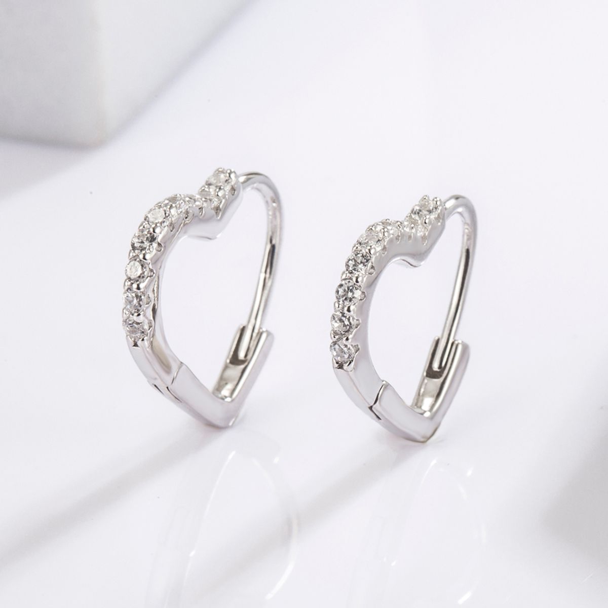 Pendientes de plata de ley 925 con circonitas en forma de corazón