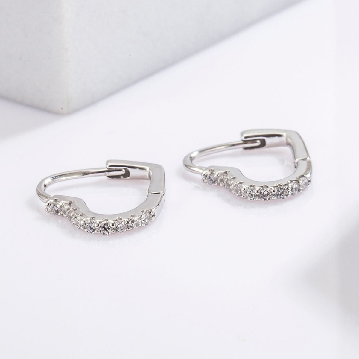 Pendientes de plata de ley 925 con circonitas en forma de corazón