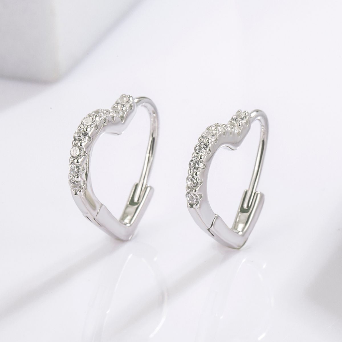 Pendientes de plata de ley 925 con circonitas en forma de corazón