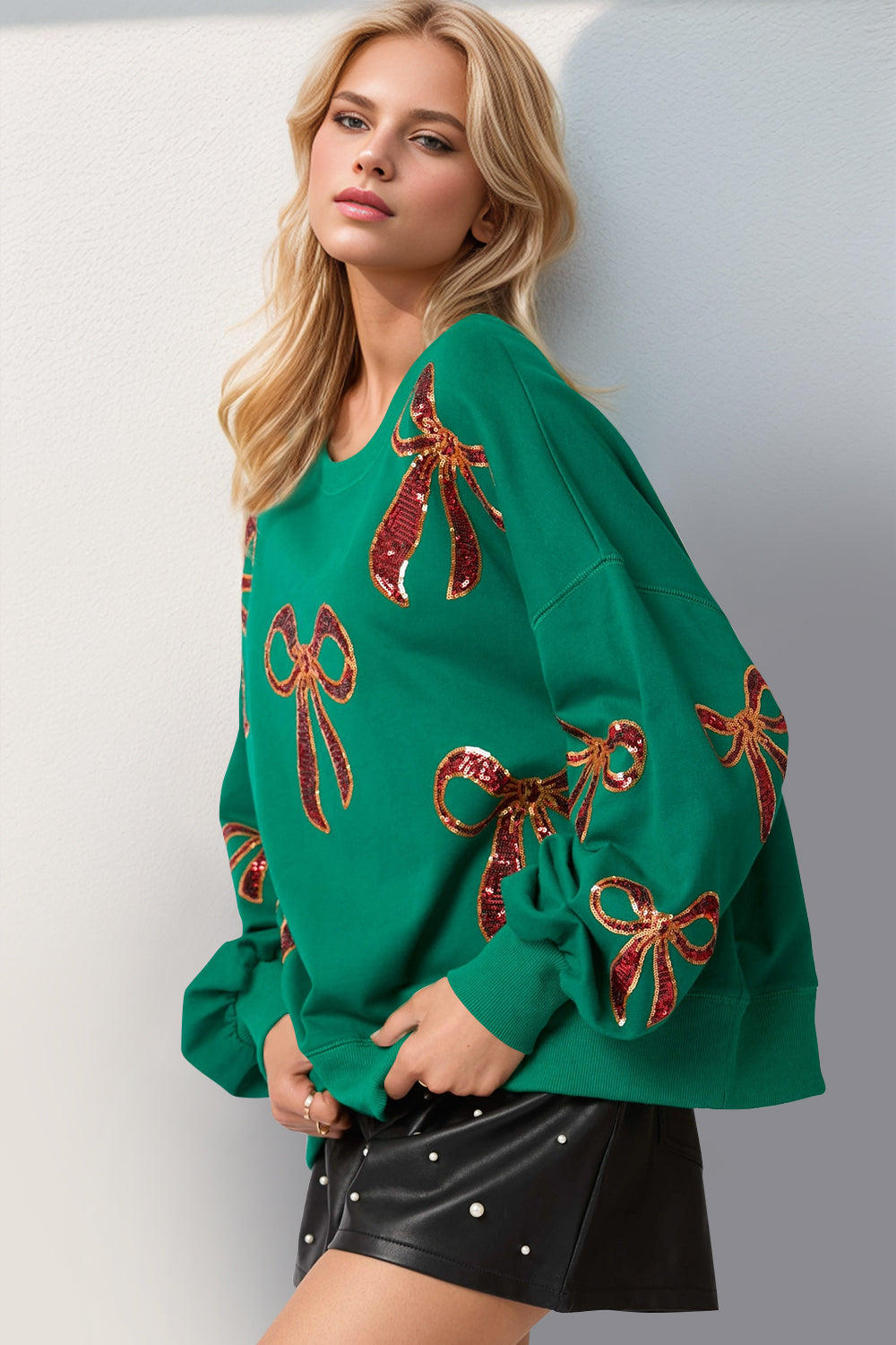 Sweat-shirt de Noël à col rond et épaules tombantes avec nœud à sequins Double Take